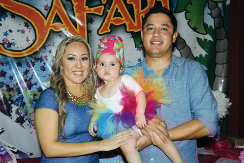 27092015 CUMPLE UN AÑO.  Zoé Pámanes Fernández, con sus papás, Tania Fernández Juárez y Miguel Ángel Pámanes.