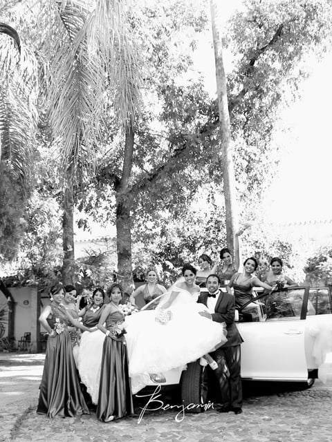 27092015 Pamela Ibarra de la O y Óscar Ángel Carmona Galarza en compañía de
las damas de honor.- Benjamín Fotografía