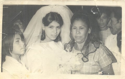 27092015 Socorro Espinoza de GarcÃ­a el dÃ­a de su boda con JesÃºs GarcÃ­a Quirino acompaÃ±ada de su mamÃ¡, DoÃ±a Coco Delgadillo, y Don Pedro Espinoza.