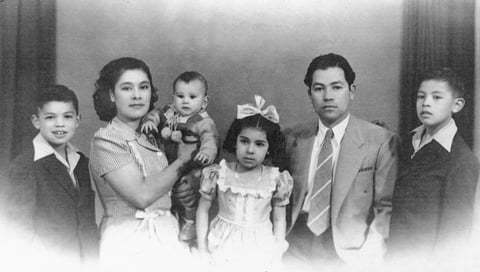 27092015 Sra. Amparo Ontiveros de Woo y Sr. Manuel Woo Delgadillo, acompaÃ±ados de sus hijos Manuel, Francisco, Alicia y Pablo Woo Ontiveros en 1945.