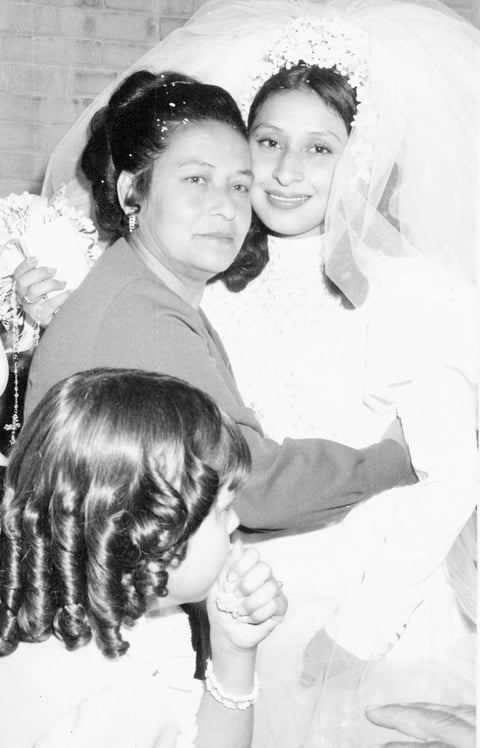 27092015 Ana MarÃ­a VelÃ¡zquez GÃ³mez (f) con su hija, Irma Leticia MartÃ­nez VelÃ¡zquez (f), el dÃ­a de su boda en 1973.