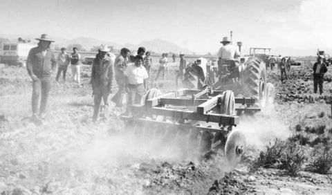 27092015 Federico GarcÃ­a en demostraciÃ³n de implementos agrÃ­colas en 1960.