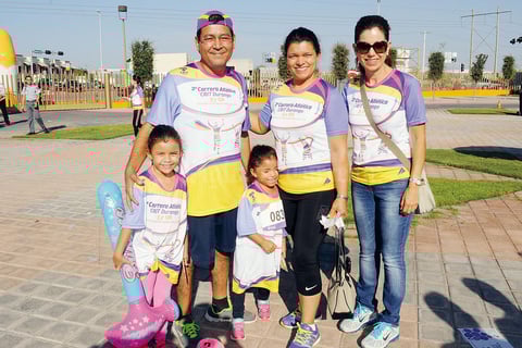28092015 Beto, Sorya, Mafer, Mague y María Rosa.