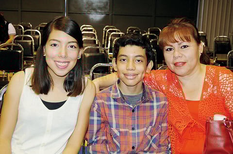 29092015 EN CONFERENCIA.  Nohemí e Isaac Barrios, Saraí Aviña Lozano.