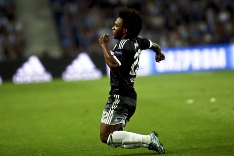 Willian colocaba el 1-1 en el agregado del primer tiempo.