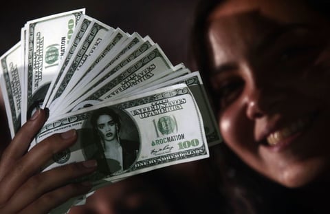 La noche primaveral que acompañó su presentación finalizó con su más reciente éxito Bitch better have my money, donde lanzaron billetes de dólares falsos con el rostro de la cantante al público.