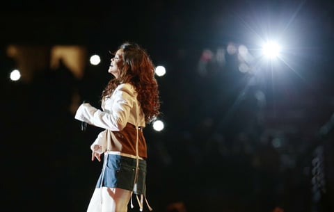 Rihanna se plantó en el escenario con su exótica belleza y con gafas oscuras, el pelo suelto y rizado, y un recatado traje de dos piezas de color blanco, mismo color de la vestimenta de las bailarinas que acompañaron todas sus canciones.