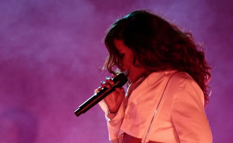 A las 10:41 horas la estrella del R&B salió al escenario rebosante de humo interpretando la canción Rockstar 101.