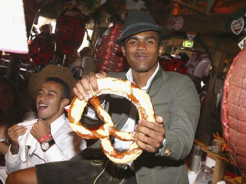 Douglas Costa también se unió a la fiesta alemana.