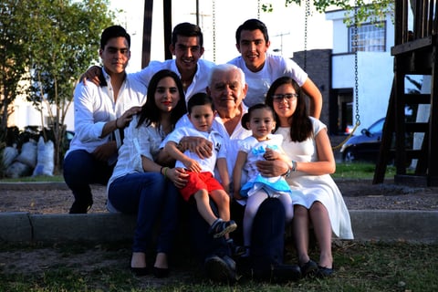 El cumpleañero con sus nietos