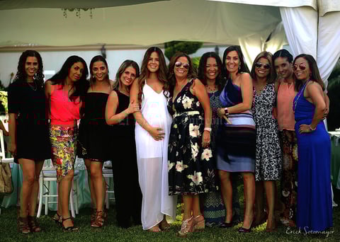 Con sus amigas