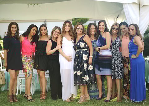 Con sus amigas