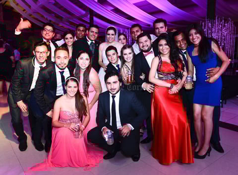 Los novios con sus amigos