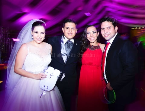 Marisol Pineda y Juan Rodríguez con los novios