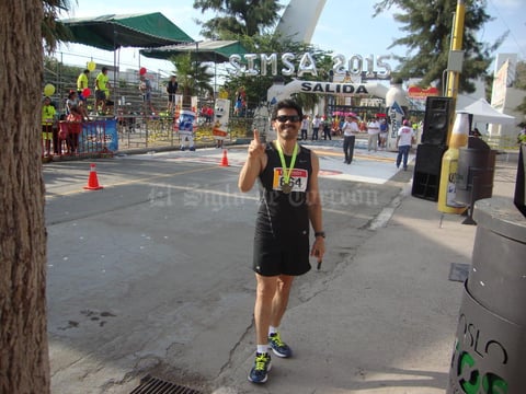 02102015 ATLETA.  Mario Sosa Reyes completando su décima carrera SIMSA 2015.
