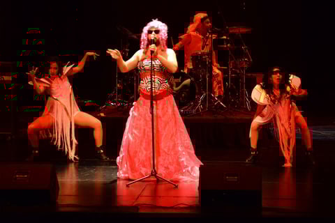 Acompañada de tres músicos y dos bailarinas, la "Pin... Diosa" complació a sus seguidores con el tema Matraca y lanzó la encomienda que sería una noche especial y jarcor.