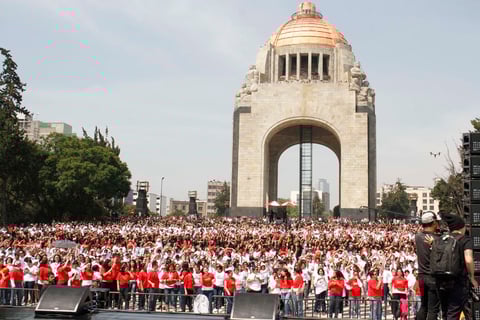 Desde las 9:00 horas, los “cuentahabientes” o radioescuchas del programa, se congregaron en la Plaza de la República con camisetas en colores rojo, blanco y negro, para ensayar los pasos y a las 12:00 en punto de este domingo, bailar junto con Martha Debayle.