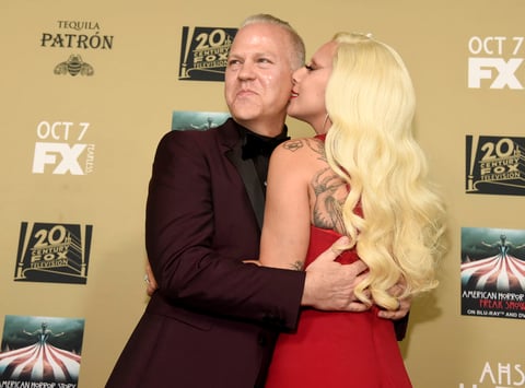 La cantante hizo comentarios entusiastas sobre su experiencia en American Horror Story: Hotel a su llegada al estreno del programa del canal FX, donde posó al lado del productor ejecutivo y cocreador Ryan Murphy.