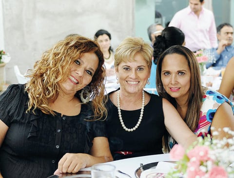 06102015 MUY CONTENTAS.  Raquel, Bego y Ana Luisa.
