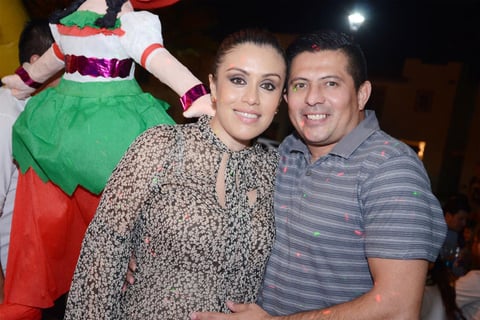 07102015 EN UNA FIESTA.  Brenda y Andrés.