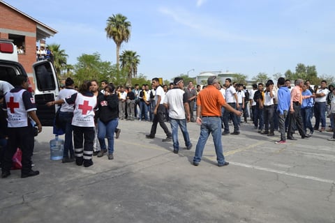 350 estudiantes de la primaria Braulio Fernandez Aguirre fueran evacuados para evitar daños a su salud.