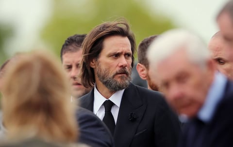 Jim Carrey lució un semblante triste durante el funeral.