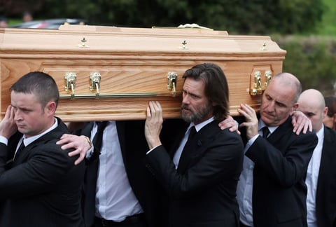 Después de la ceremonia en la capilla de Nuestra Señora de Fátima, Carrey transportó con otros hombres el ataúd de White para ser enterrado a unos 500 metros, en el cementerio local, junto a su padre, Pat.