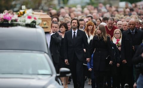 Jim Carrey acudió al entierro desde Estados Unidos acompañado de su hija, Jane, y en todo momento se mantuvo cerca de la familia de la difunta.