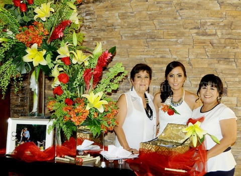 10102015 Bellos momentos vivió la festejada junto a las anfitrionas de esta bonita celebración.