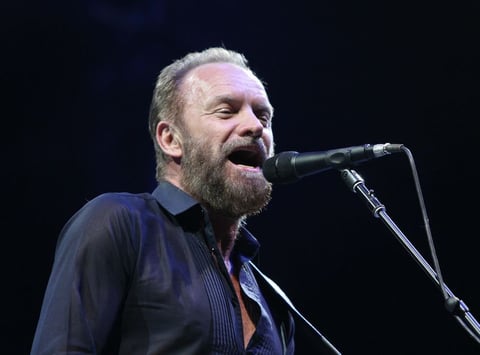 En un perfecto español, Sting, quien ahora luce una nueva imagen, al dejarse crecer la barba, dio la bien a su audiencia, para seguir complaciendo, en compañía de sus tres músicos y una corista.