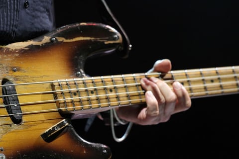 Acompañado por su guitarra, Sting siguió transportó a los mexicanos por su viaje musical.