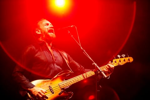Sólo bastó la sensual y excelsa voz del músico inglés para provocar la euforia y poner a la audiencia de pie.