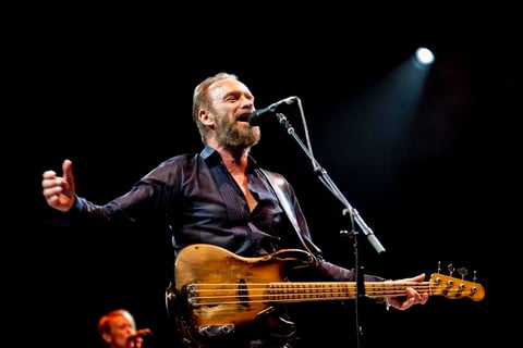 Así temas como If ever lose my faith in you, Every little thing she does is magic, daban la bienvenida a esta velada.