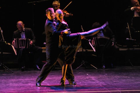 Durante el espectáculo una pareja se robó el aplauso con una obra que fusionó los tradicionales pasos tangueros con frases, giros y cargadas contemporáneas, narrando una pasional conquista, muy bien contada por la pareja de bailarines.