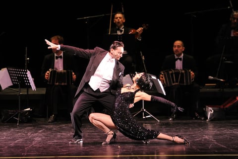 Un octeto con tres bandoneones, violines, contrabajo y piano, escoltaron durante casi dos horas al cuerpo de bailarines que se tomaron el escenario del Teatro Nazas con la puesta en escena de Forever Tango.