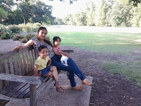 13102015 CUMPLE 28 Años.  Yuliana Valles Rangel con sus hijas, Camila y Alessandra.
