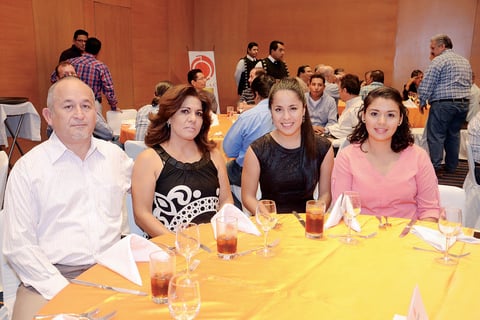Román Ríos, Laura Villela, Karla y Sahira.