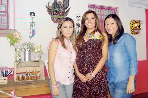 BABY SHOWER. Marcela Ríos Cruz en compañía de Lucero Ríos Cruz y Paola Ríos Cruz.
