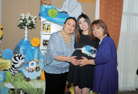 11102015 La futura mamá está muy emocionada, al igual que sus familiares, por la llegada de Nicolás.