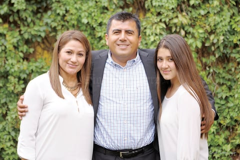11102015 El homenajeado lució muy contento en este día tan importante en compañía de su familia.