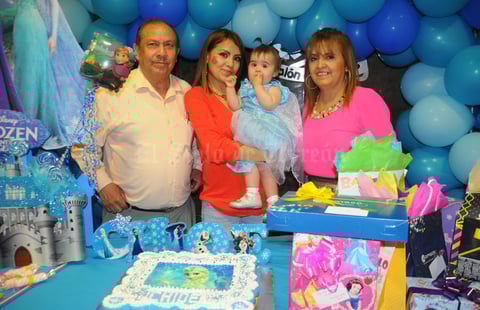 12102015 CUMPLE UN AñO.  Chloe con su mamá, Mariela Luján, y sus abuelos, Perla Patricia Morales y Óscar Luján.