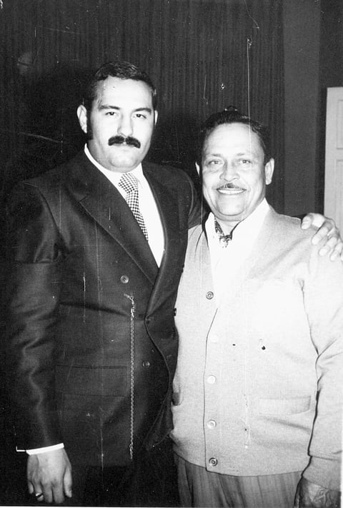 Don Antonio García Rodríguez, uno de los fundadores de la Pasteurizadora Laguna, con Jesús Reyes, en la década de los 70.