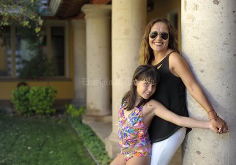 Con su mamá, Pina Martínez
