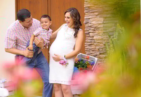 BELLA POSTAL. Jessica de la Torre en compañía de su esposo Jaime Rodríguez y su hijo Jaimito.