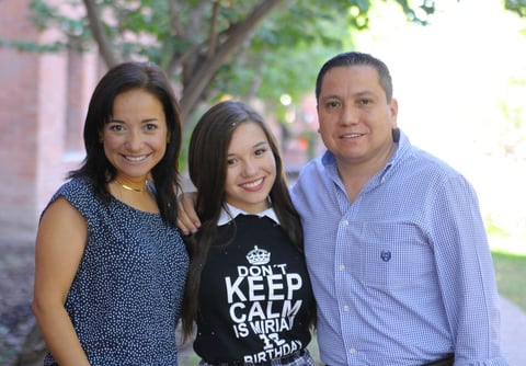 FESTEJA SU CUMPLE. Miriam celebró su cumpleaños número 18 en compañía de sus compañeros del colegio y sus papás, Liliana e Iván.