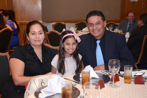 EN FAMILIA. Mabel, Andrea y José.