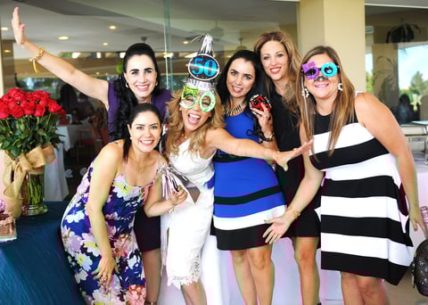 Acompañada de sus amigas