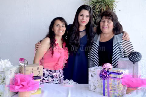 16102015 Amigas y familiares hicieron que la festejada pasara un día inolvidable.