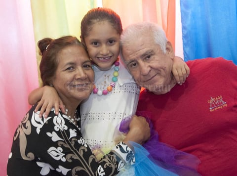 15102015 DIVERTIDA FIESTA INFANTIL.  Ana Paula en compañía de sus abuelos, Lorena Álvarez y Ricardo Félix.