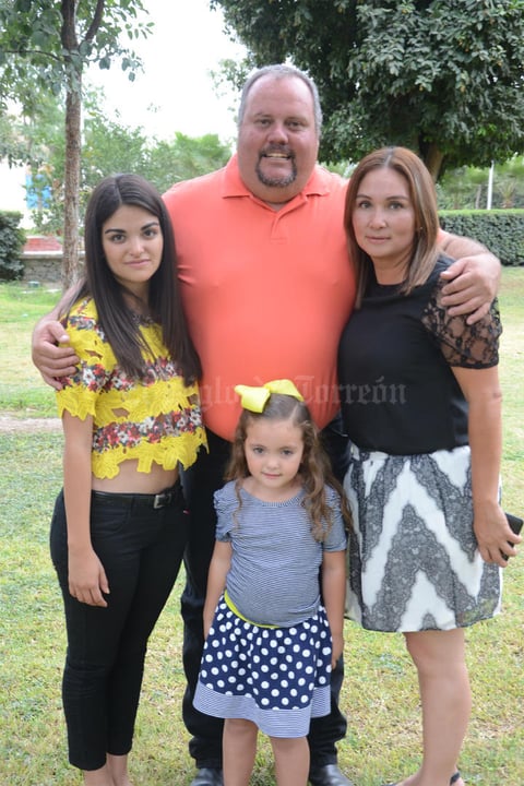 15102015 GRATOS MOMENTOS.  María Fernanda, Eduardo, Regina y Diana Lorena.